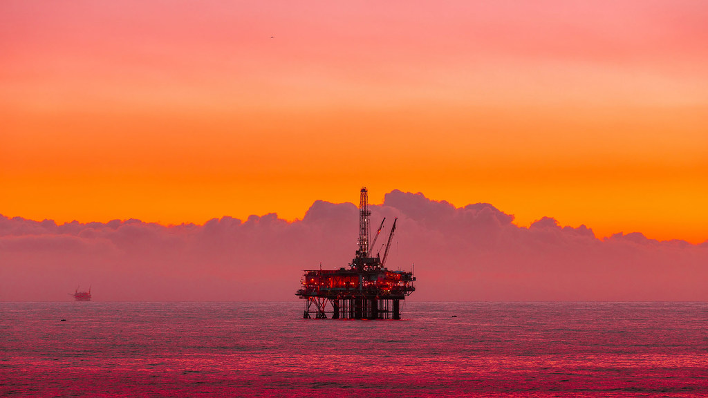 Снижение цен на нефть может негативно сказаться на экономике России.